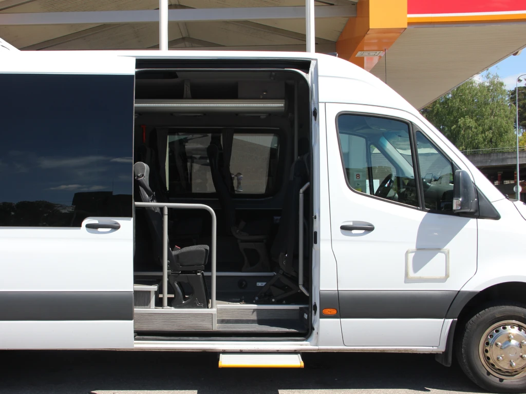 Mercedes-Benz Sprinter 27 vietų mikroautobuso įlipimas
