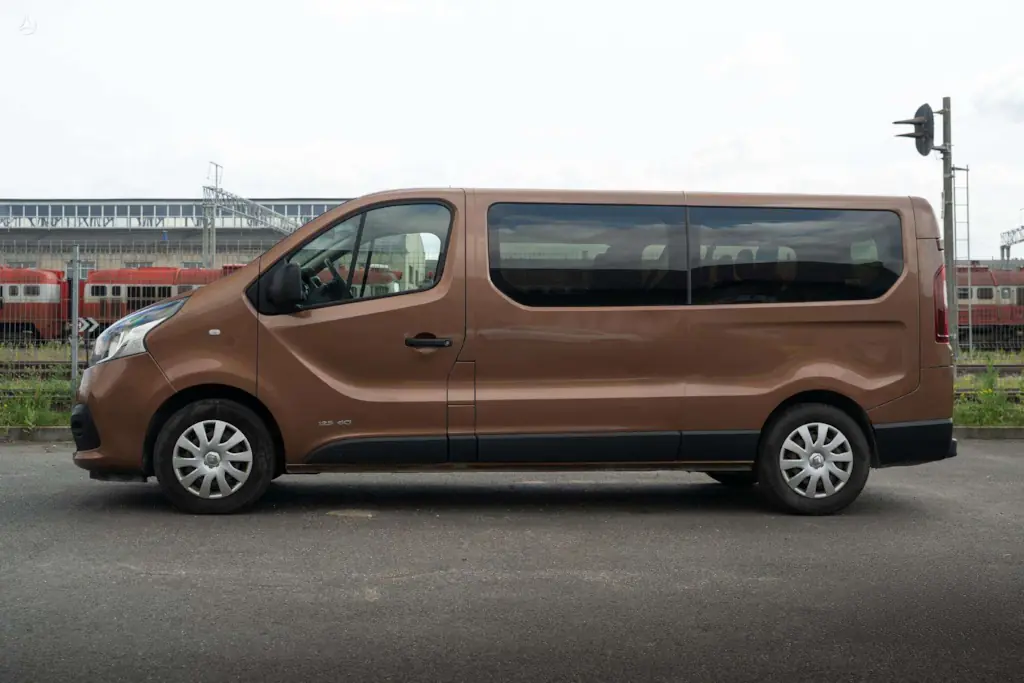 Renault Trafic 9 vietų mikroautobuso šoninis vaizdas