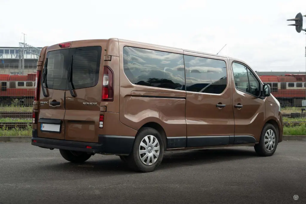 Renault Trafic 9 vietų mikroautobuso galinis šoninis vaizdas