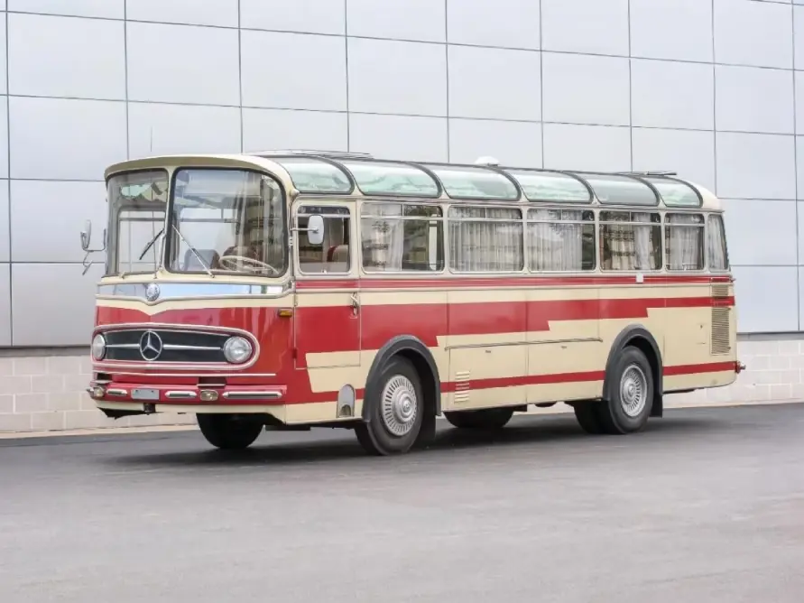 Klasikinis senovinis autobusas renginių akcentui