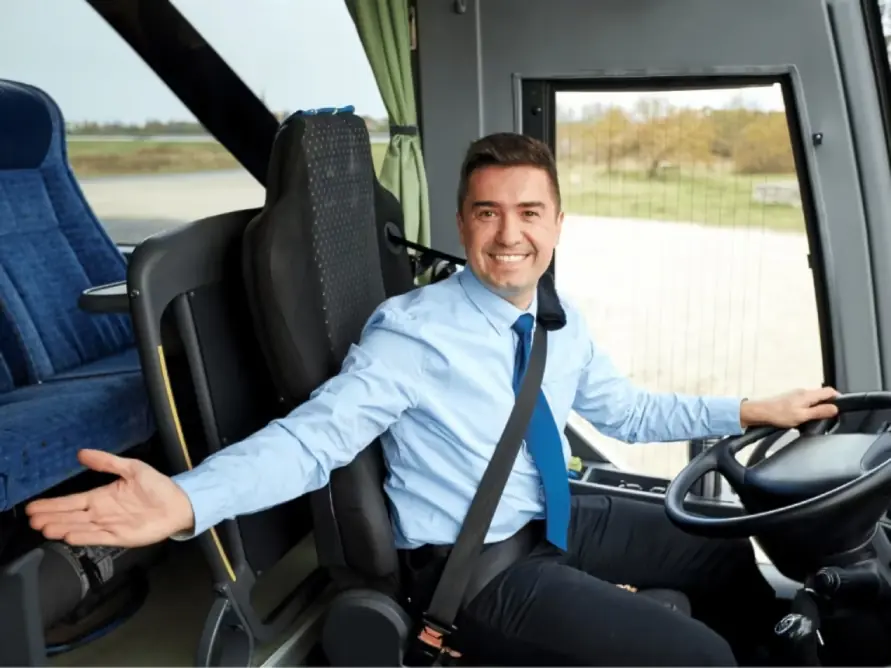 Autobuso vairuotojas už vairo keleivių pervežimo metu