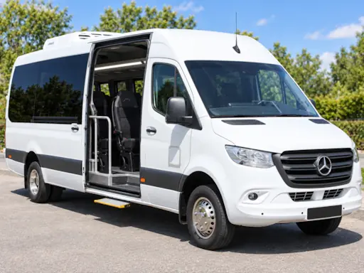 Mercedes Sprinter 2019 27 vietų mikroautobusas su atidarytomis durimis