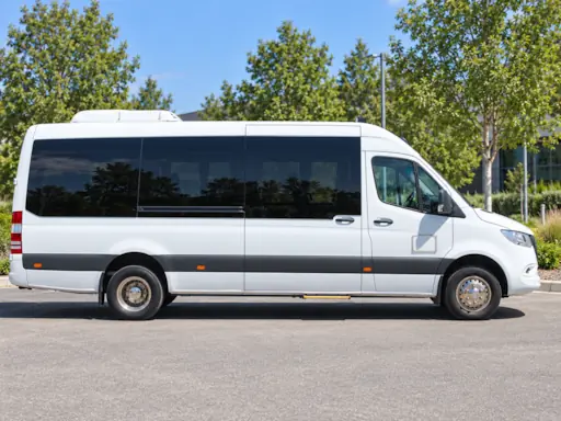 Mercedes Sprinter 2019 27 vietų mikroautobusas iš šono