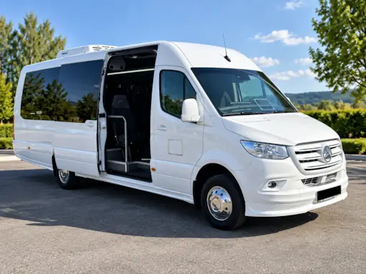 Mercedes Sprinter 30 vietų mikroautobusas su atidarytomis durimis